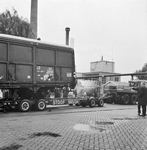 168111 Afbeelding van het transport van een goederenwagen type Hbis van de N.S. per vrachtauto ( rolwagenvervoer of ...